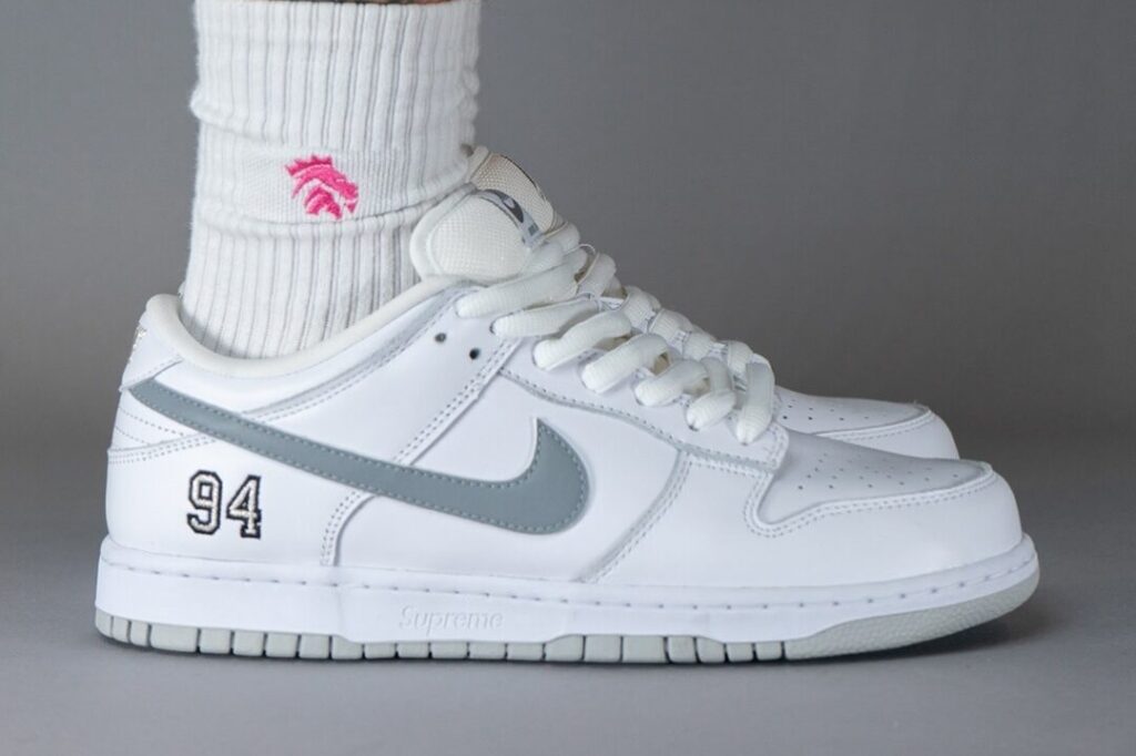 Sneaker Tip Supreme x Nike SB Dunk Low OG QS "White" Supreme x Nike SB Dunk Low OG QS "White"