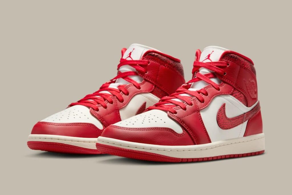 Air Jordan 1 Mid WMNS "Cracked Leather"