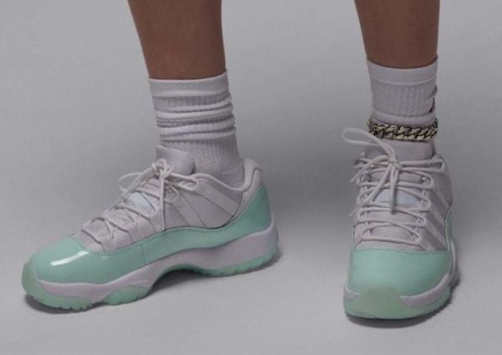Air Jordan 11 Low "Igloo"