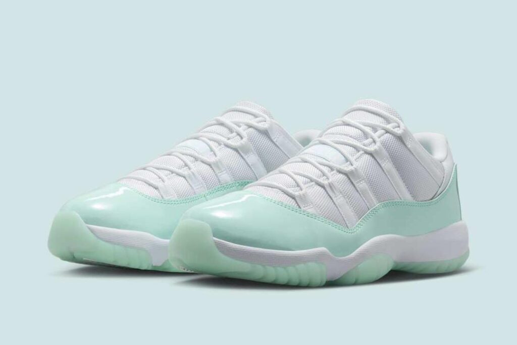 Air Jordan 11 Low WMNS "Igloo"